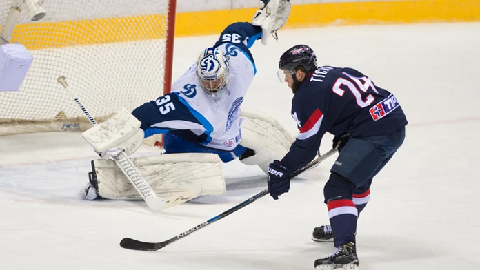 Rok Tičar (Slovan) strieľa v oslabení gól v zápase HC Slovan Bratislava - Dinamo Minsk.