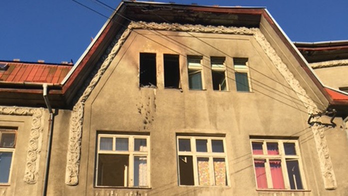 V areáli Nemocnice s poliklinikou v Hnúšti horel podkrovný byt.