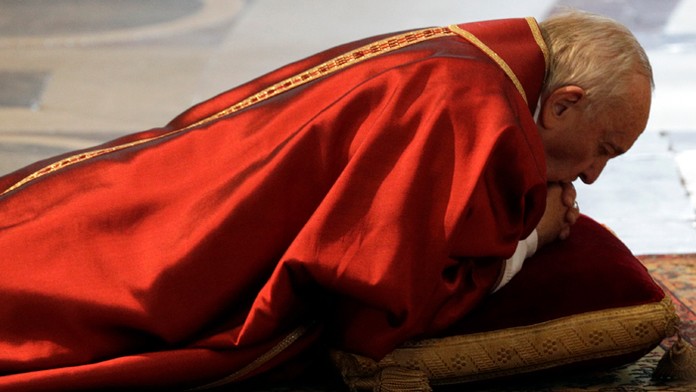 Pápež František v Bazilike sv. Petra vo Vatikáne počas obradov Veľkého piatka na uctenie si Kristovej smrti na kríži.