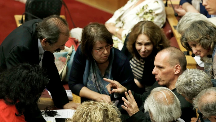 Grécky minister financií Janis Varufakis a poslanci vládnej strany Syriza
