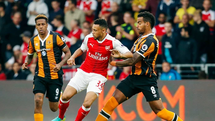 Francis Coquelin (Arsenal) v súboji o loptu z Tomom Huddlestonom (Hull City).