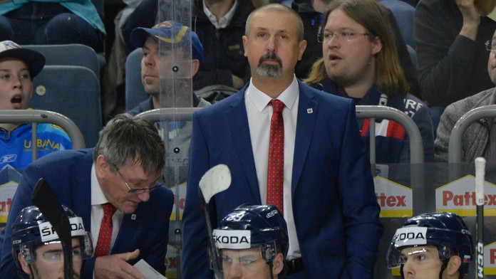 Na snímke tréner slovenskej reprezentácie Zdeno Cíger a jeho asistent Miroslav Miklošovič.