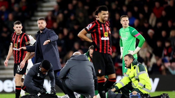 VIDEO: Chvíle hrôzy v Premier League. Kapitán Lutonu skolaboval, dostal zástavu srdca