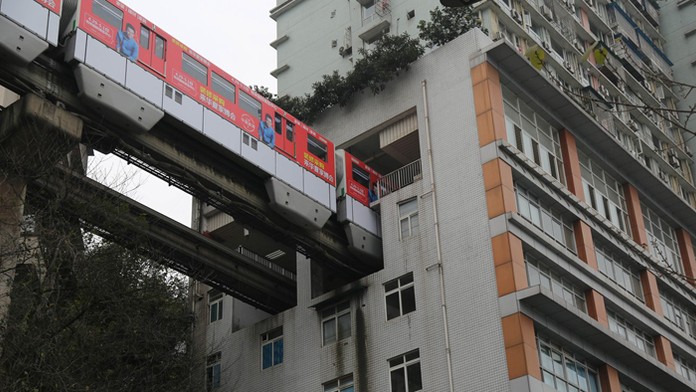 Železničnú trať v meste Chongqing vybudovali v rezidenčnom dome.