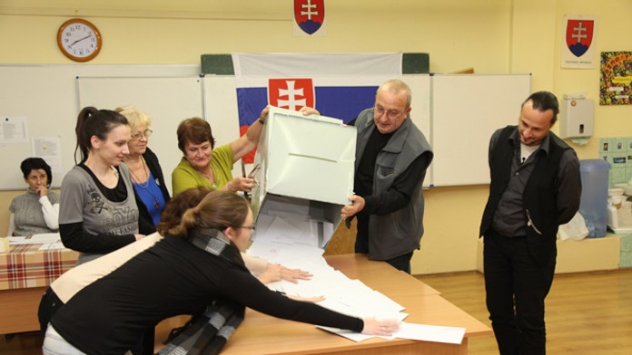 Vysypávanie urny v Komárne po komunálnych voľbách.