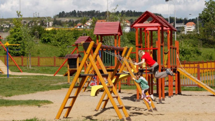 Muž (40) onanoval v Bratislave pri detskom ihrisku. Následne pred policajtmi začal utekať