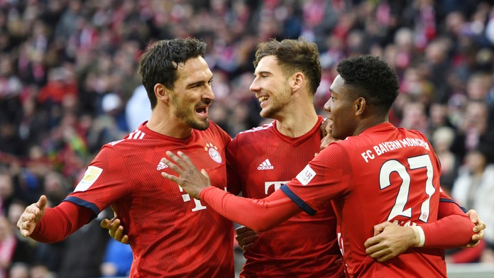Radosť hráčov Bayernu Mníchov po góle proti Stuttgartu.