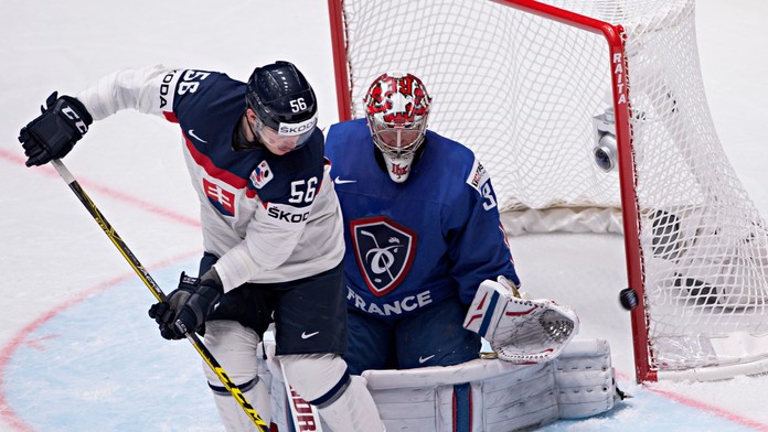 Marko Daňo pred brankárom Christobalom Huetom.