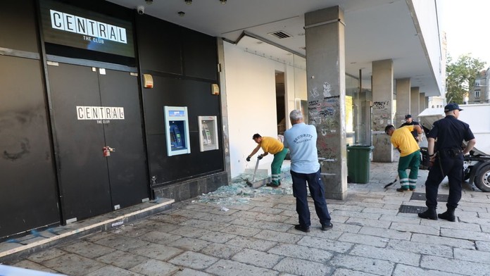 Dráma v chorvátskom Splite: Desiatky turistov pred nočným klubom zasypalo sklo, hlásia zranených