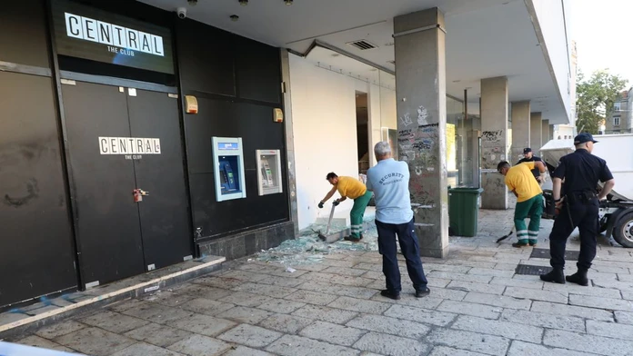 Dráma v chorvátskom Splite: Desiatky turistov pred nočným klubom zasypalo sklo, hlásia zranených