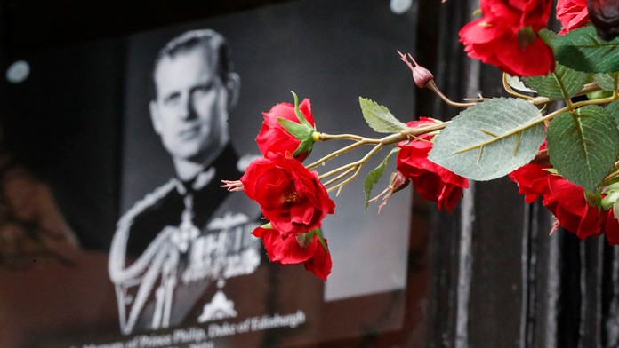 Kvety sú pri fotografii s podobizňou britského princa Philipa pred Windsorským hradom.