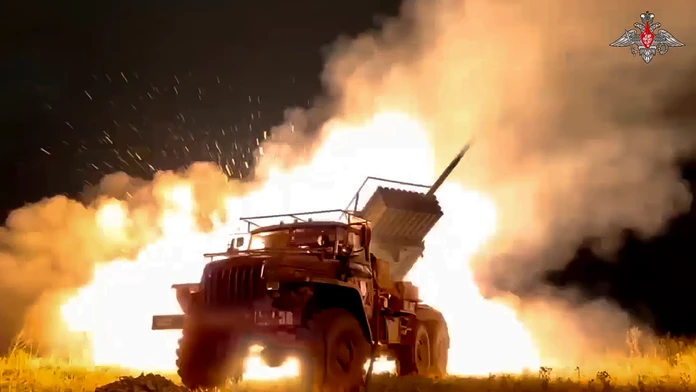 Vianásobný raketomet ruskej armády Grad odpaľuje rakety na ukrajinské pozície na neznámom mieste.