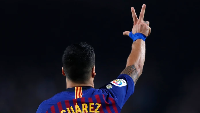 Luis Suárez z Barcelony oslavuje gól.