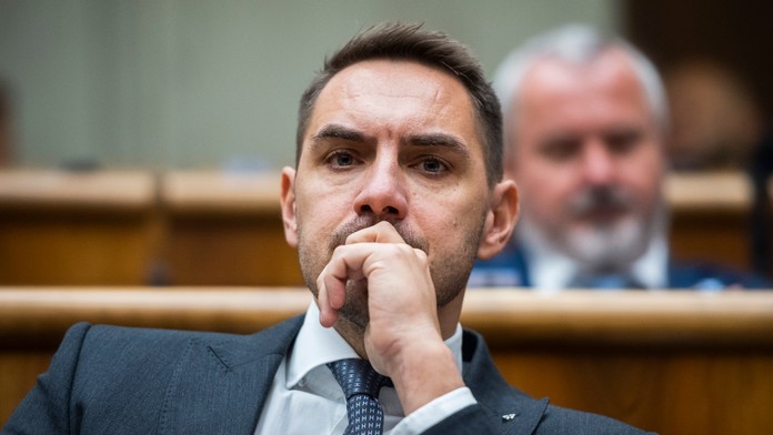 Na snímke koaličný poslanec parlamentu György Gyimesi (OĽANO) počúva prezidentku SR Zuzanu Čaputovú, ktorá vystúpila so správou o stave Slovenskej republiky pred poslancami Národnej rady