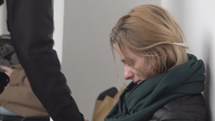 Dílerka predávala drogy s dieťaťom