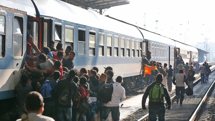 Migranti sa snažia nastúpiť do vlaku v Budapešti.
