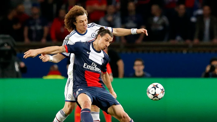 Zlatan Ibrahimovič (vpredu) z Paríža SG a David Luiz z Chelsea Londýn počas prvého zápasu štvrťfinále Ligy majstrov.