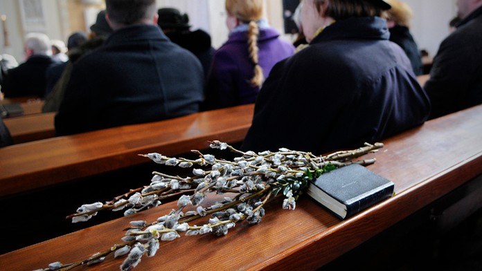 Bahniatka položené na kostolnej lavici na Kvetnú nedeľu.