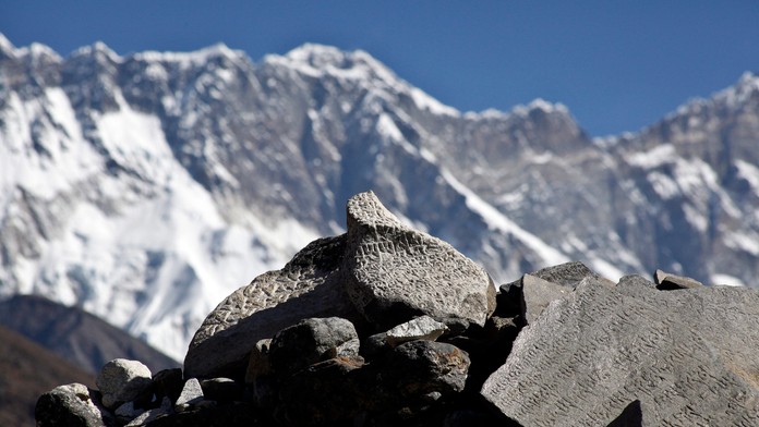  Budhistické nápisy na skalách v základnom tábore pod Mt. Everestom. 10. novembra