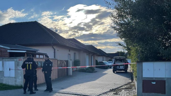Tragický nález neďaleko Prahy. Polícia objavila v dome mŕtve telá rodičov a ich dvoch malých detí