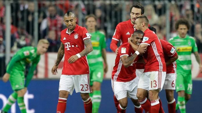 Hráči Bayernu sa tešia z gólu.