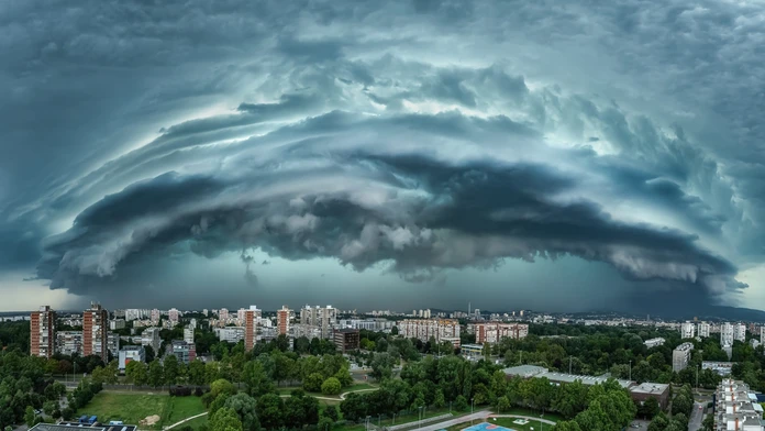 FOTO + VIDEO: Sever Talianska bičovali krúpy veľké ako grepfruity. Padol nový európsky rekord