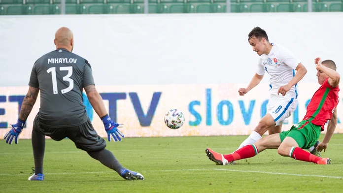 David Strelec (Slovensko), vľavo Nikolaj Mihajlov a vpravo Valentin Antov (obaja Bulharsko) v prípravnom zápase pred EURO 2020.