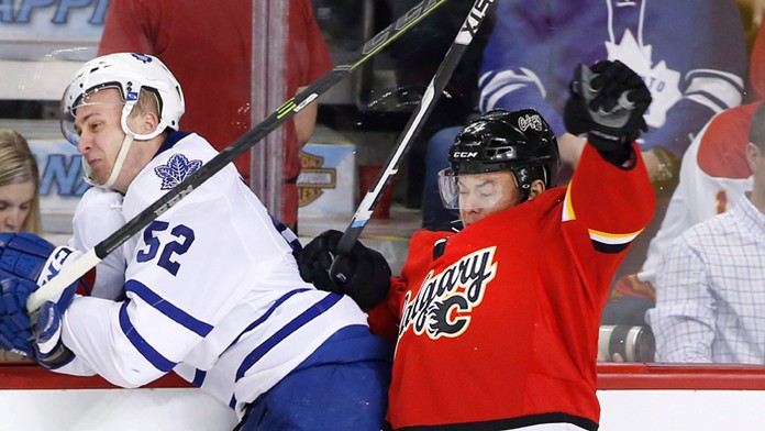 Vľavo hráč Toronta Martin Marinčin s hráč Calgary Jiřím Hudlerom.