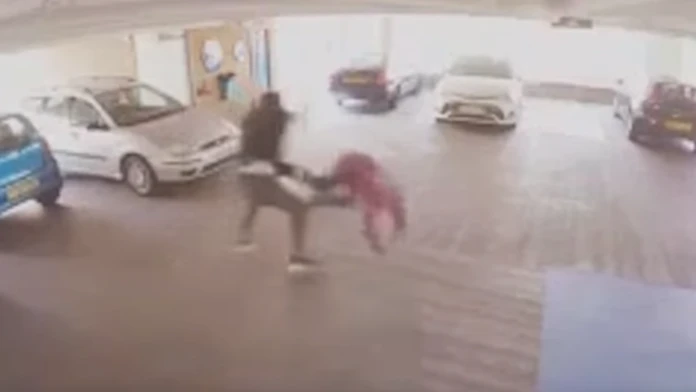 Zlodeja prekvpail zápasník. 