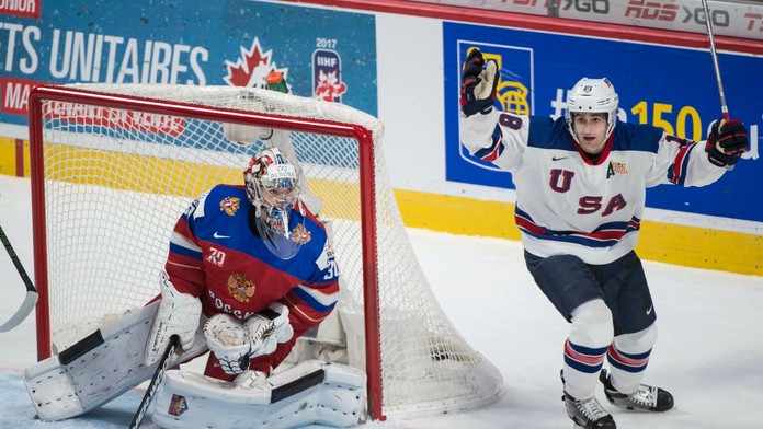 Americký hráč Colin White (vpravo) oslavuje gól v sieti ruského brankára Ilju Samsonova