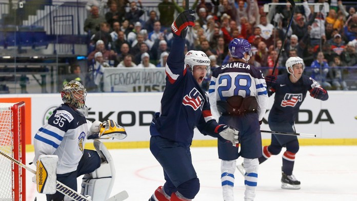 Matt Hendricks (USA) sa teší z víťazného gólu do siete Fínska.