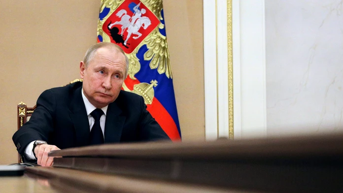 Putin sa izoluje od okolia. Svojich poradcov mohol dať do domáceho väzenia