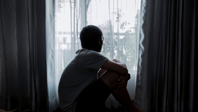 Chlapec (9) žil dva roky sám v byte bez kúrenia a elektriny. Jeho matku našli u milenca