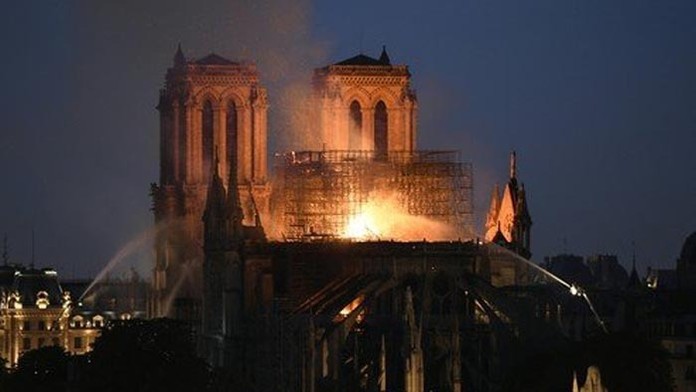 Pohľad na oltár v hlavnej chrámovej lodi počas požiaru Katedrály Notre-Dame.