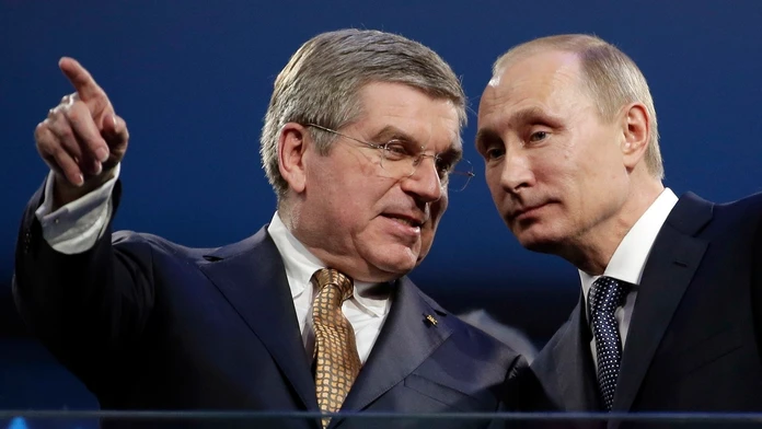 Prezident MOV Thomas Bach a ruský prezident Vladimir Putin počas ZOH 2014 v Soči.