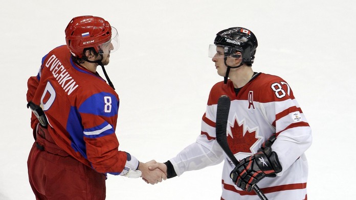 Alexander Ovečkin a Sidney Crosby si podávajú ruky po skončení druhého štvrťfinále na ZOH vo Vancouveri.