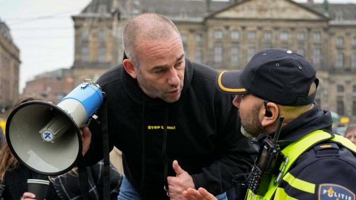 Proti sprísňovaniu pandemických opatrení v piatok v Haagu protestovali desiatky demonštrantov.