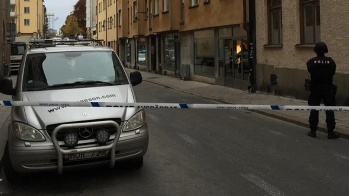 Policajti sú na mieste a cesty sú zablokované