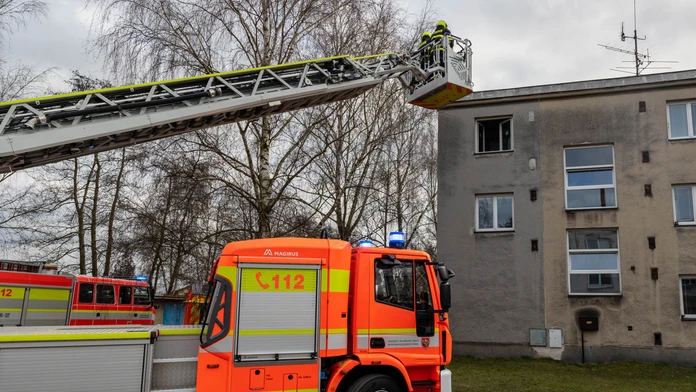 Tragický požiar neďaleko Ostravy. Hasiči z bytu vyniesli dve deti, chlapec (†4) neprežil
