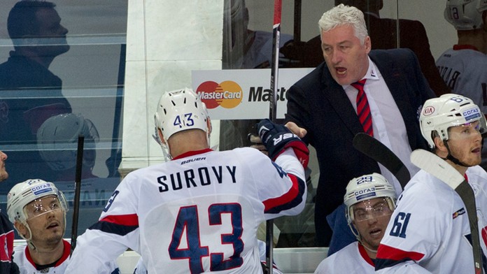 Striedačka Slovana po strelení gólu na 2:0 počas druhého stretnutia 1. kola play off KHL proti CSKA Moskva.