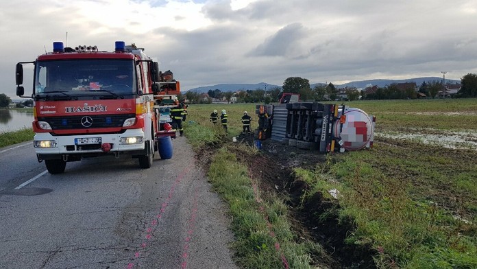 Matúš s Katkou na streche domu farmára týždňa