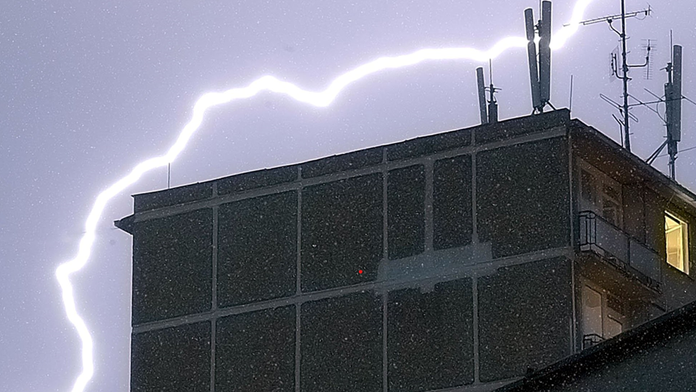 Blesk nad budovou v Nitre.