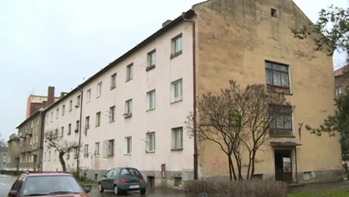 Muž chce vyštvať nájomníkov z bytovky