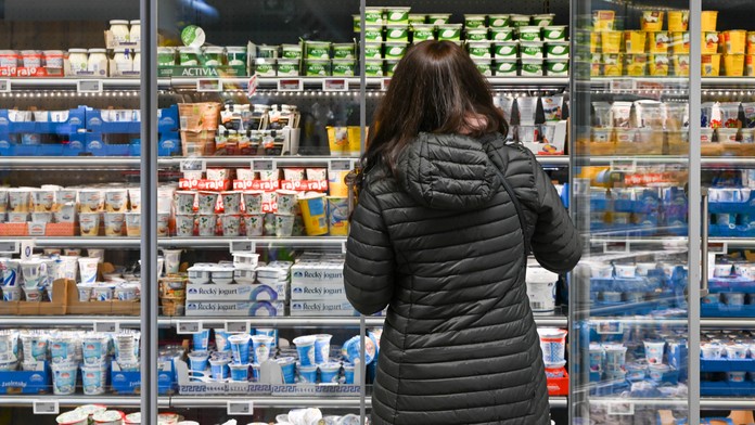 Žena nakupuje potraviny v obchode 