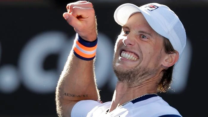 Taliansky tenista Andreas Seppi  oslavuje víťazstvo nad Švajčiarom Rogerom Federerom.