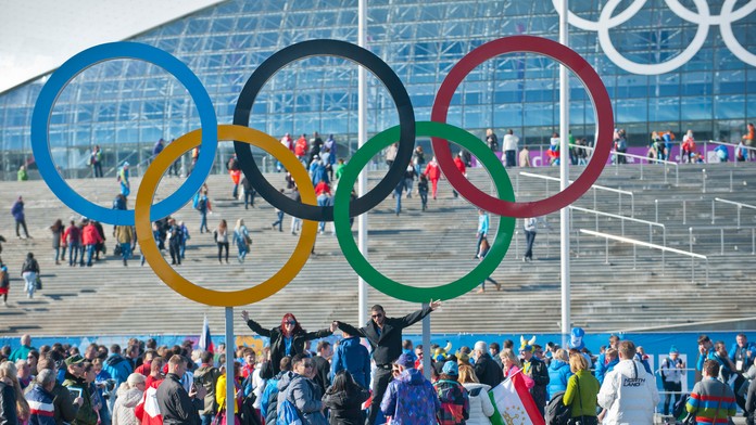 Ľudia prichádzajú na hokejový zápas do Ľadového paláca Boľšoj na XXII. zimných olympijských hrách v Soči