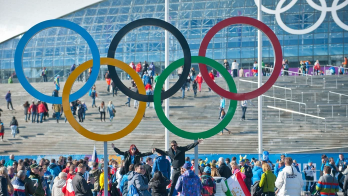 Ľudia prichádzajú na hokejový zápas do Ľadového paláca Boľšoj na XXII. zimných olympijských hrách v Soči