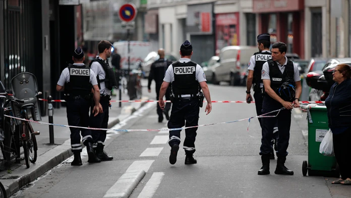 Policajti pri dome, kde sa zabarikádoval muž s dvomi rukojemníkmi.