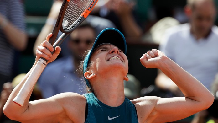 Simone Halepová sa teší z postupu do finále Roland Garros 2018 po triumfe v semifinále nad Garbine Muguruzovou.