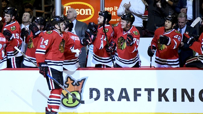 Richard Pánik oslavuje so spoluhráčmi gól v zápase v zápase zámorskej NHL Detroit Red Wings - Chicago Blackhawks.